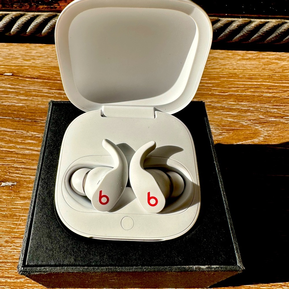 Beats fit pro white relatively new- work perfectly!